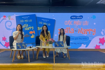 Tác giả Nguyễn Thị Thu Hiền và bé Lê Bảo Hân tại buổi trò chuyện về cuốn sách.