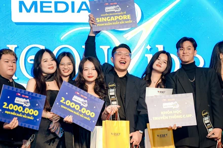 Đội aeX Team với ba giải thưởng ấn tượng. (Ảnh: Ban tổ chức)