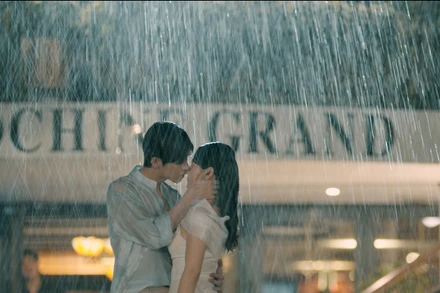 Cảnh lãng mạn của Việt Hoa và Dennis Đặng trong phim. (Ảnh: VFC)