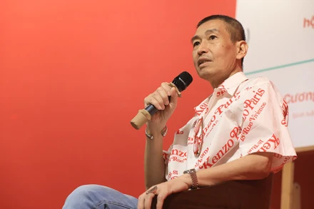 Họa sĩ Lê Thiết Cương tại buổi ra mắt sách “Trò chuyện với hội họa”. (Ảnh: Ban tổ chức)