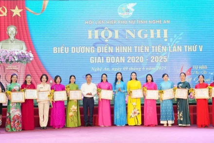 Các tập thể, cá nhân điển hình được tôn vinh.