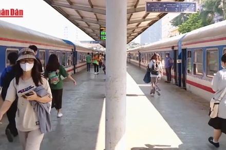 [Video] Người dân chọn đi tàu hỏa để tiết kiệm 40% tiền vé máy bay