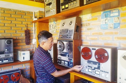 Ông Hiền bên những món đồ xưa tại quán cà-phê Vườn Mai. 