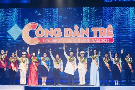 Thành phố Hồ Chí Minh tuyên dương 12 gương Công dân trẻ tiêu biểu năm 2025. Ảnh: Thành đoàn Thành phố Hồ Chí Minh cung cấp