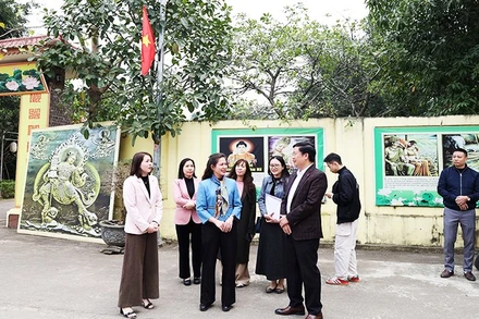 Đoàn công tác của TP Hà Nội về khảo sát, chấm điểm mô hình "Sáng - xanh - sạch - đẹp" tại xã Suối Hai.