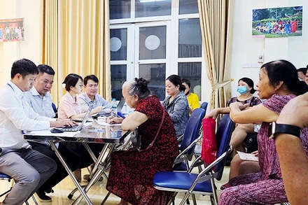 Người dân nhận tiền quà tại UBND phường. Ảnh: NAM NGUYỄN