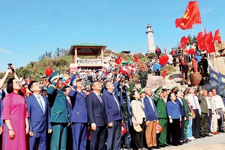 Lãnh đạo tỉnh Đắk Lắk cùng người dân và du khách chào cờ đón năm mới 2026 tại Mũi Điện. Ảnh: TTXVN