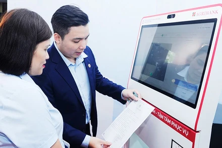 Người dân được tiếp cận hệ thống sao chép và cung cấp bản xác thực điện tử tại trung tâm hành chính công. Ảnh: NAM ANH