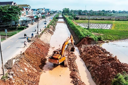 Tu sửa công trình thủy nông Đồng Cam dọc con đường Quốc lộ 29.