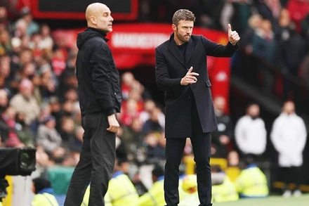 HLV Michael Carrick (bên phải) "gây sốt" sau khi giành chiến thắng thuyết phục trước Pep Guadiola, một trong những HLV giỏi nhất thế giới.