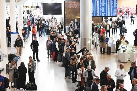 Sân bay Copenhagen bị tê liệt sau vụ tấn công bằng UAV. Ảnh: AFP