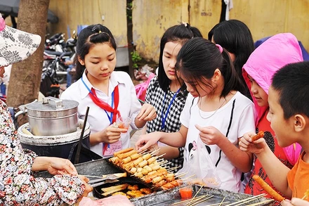 Một quán ăn vặt tại cổng trường. Ảnh: NAM NGUYỄN