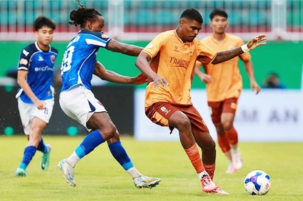 CLB HAGL (phải) chưa ghi được bàn thắng nào sau 3 vòng V.League 2025-2026.