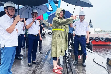 Lãnh đạo Cục Hàng hải và Đường thủy Việt Nam kiểm tra công tác phòng, chống bão số 10 tại cảng Nghi Sơn, Thanh Hóa.