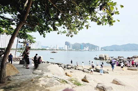 Ngắm nhìn thành phố từ Hòn Chồng.