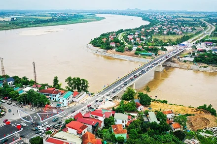 Cầu Phong Châu mới nhìn từ trên cao.