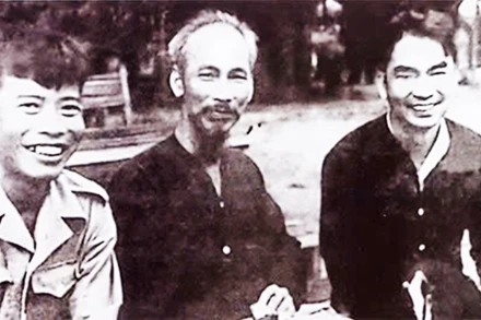 Ông Lê Giản (áo đen) ngồi bên trái Bác Hồ, bên phải là đồng chí Phạm Hùng.