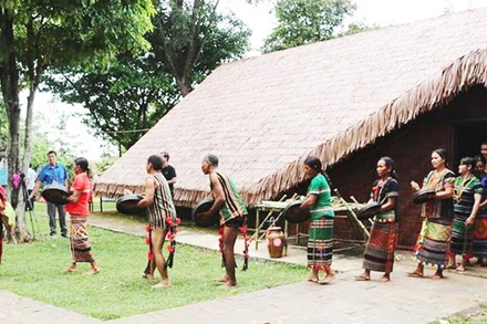 Trân trọng di sản của đồng bào