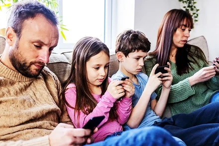 Nhiều gia đình bị mất kết nối vì sử dụng quá nhiều điện thoại thông minh. Ảnh: GETTY