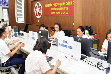 Người dân đến làm thủ tục nộp thuế tại Trung tâm Phục vụ hành chính công phường Thủy Nguyên, thành phố Hải Phòng. Ảnh: HỒNG MINH