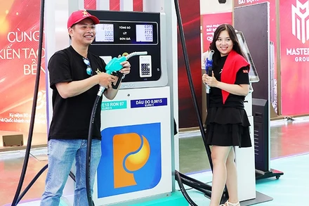 Giới thiệu xăng E10 tại Triển lãm 80 năm thành tựu đất nước. Ảnh: ANH QUÂN