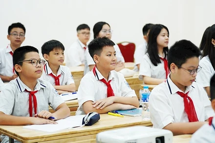 Nhiều chuyên gia, đại biểu Quốc hội ủng hộ việc thống nhất chung một bộ SGK trên toàn quốc.