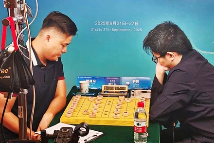 Kỳ thủ Lại Lý Huynh (trái) đối đầu Doãn Thăng tại Giải cờ tướng vô địch thế giới.