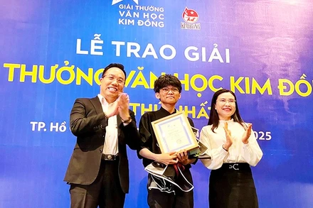 Tác giả trẻ Giai Du nhận Giải nhất tại Giải thưởng Văn học Kim Đồng lần thứ nhất. Ảnh: NVCC