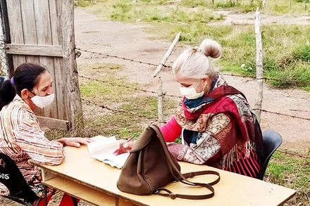 Người dân Cuba được các bác sĩ thăm khám tại nhà. Ảnh: YEMMI VALDÉS