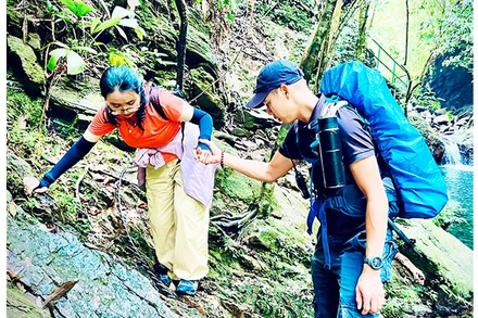 Quang cùng khách khám phá vẻ đẹp của rừng Bạch Mã.