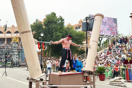 Màn biểu diễn của “người thép”