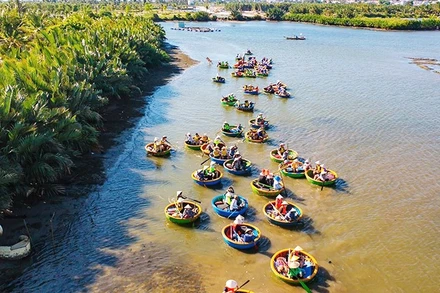 Khám phá rừng dừa Cẩm Thanh bằng thuyền thúng là hoạt động ưa thích của du khách trong và ngoài nước.