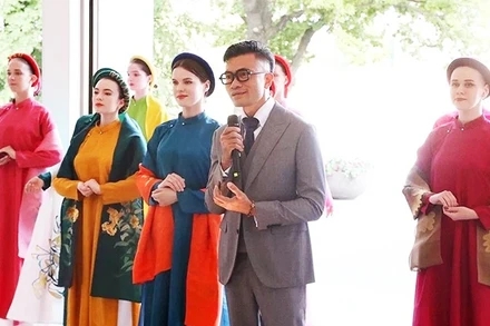 Vũ Việt Hà giới thiệu một số thiết kế.