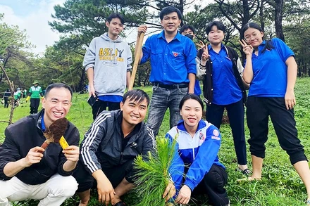 Không chỉ dạy chữ, Thượng úy Thành (ngồi giữa) còn lan tỏa những dự án có ích cho cộng đồng.