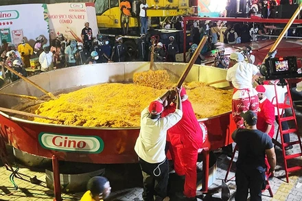 Nồi cơm Jollof khổng lồ