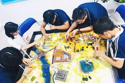 Một buổi học ngoại khóa của CLB học sinh yêu lịch sử tại Trường THCS Cầu Giấy (Hà Nội).