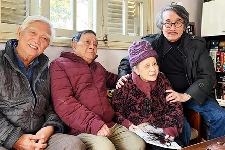 Từ trái qua: Nhà sử học Dương Trung Quốc, nhà báo - nhà nghiên cứu Thế Khoa và TS Thế Hùng đến thăm bà Nghiêm Thúy Băng, phu nhân nhạc sĩ Văn Cao sáng 28 Tết 2025. Ảnh tư liệu trong sách