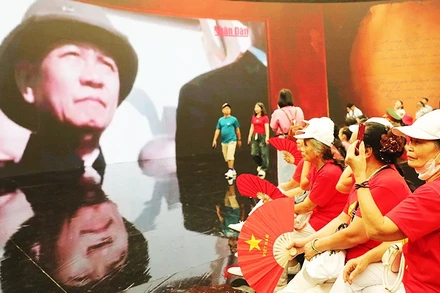 Người dân trải nghiệm không gian trưng bày của Báo Nhân Dân.