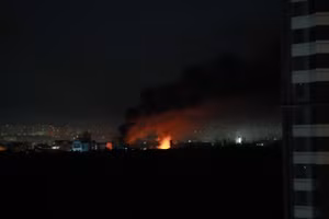 Khói và lửa bốc lên sau loạt tiếng nổ ở Kiev, Ukraine ngày 2/6/2026. (Ảnh: THX/TTXVN)