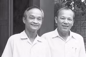 Nhà báo Đức Thi (bên trái) và nhà báo Tân Thanh ở Campuchia.