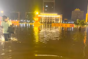 Trung tâm quảng trường Bắc Giang ngập sâu trong mưa lớn năm 2024.