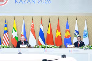 Thủ tướng Chính phủ Lê Minh Hưng tham dự Phiên ăn trưa làm việc do Tổng thống Liên bang Nga Vladimir V. Putin chủ trì. (Ảnh: VGP/Nhật Bắc)