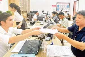 Người dân phường Thạch Khôi, thành phố Hải Phòng nhận kết quả giải quyết thủ tục hành chính.