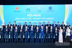 Phó Thủ tướng Thường trực Phạm Gia Túc và lãnh đạo Bộ Ngoại giao, Ủy ban nhân dân thành phố Hà Nội cùng các đại biểu dự hội nghị. (Ảnh: DUY LINH)