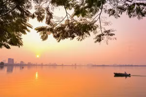 Hoàng hôn trên hồ Tây (Hà Nội).