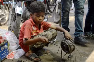 Một bé trai sửa xe đạp tại Rawalpindi, Pakistan, ngày 12/6/2019. (Ảnh minh họa: Tân Hoa xã)