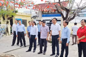  Đồng chí Hồ Thanh Thủy (thứ hai từ trái qua), Phó Bí thư Tỉnh ủy Cà Mau đến thăm, làm việc với Thường trực Đảng ủy xã Hòa Bình.