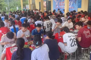 Từ chiều 10/6, các em học sinh 2 trường tại Nà Hỳ được các cô, chú tình nguyện viên phục vụ cơm ăn, nước uống tại trường, giúp các em yên tâm. (Ảnh: TRẦN YẾN)