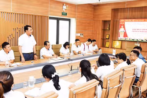 Một buổi sinh hoạt của Chi bộ Công ty cổ phần luyện thép cao cấp Việt-Nhật (Ảnh TRẦN HẢI)