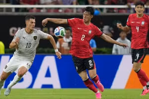 Trung vệ Lee Han-beom (giữa) của Hàn Quốc tranh chấp bóng với tiền đạo Patrik Schick (trái) của Cộng hòa Séc tại bảng A World Cup 2026. (Ảnh: Tân Hoa xã)